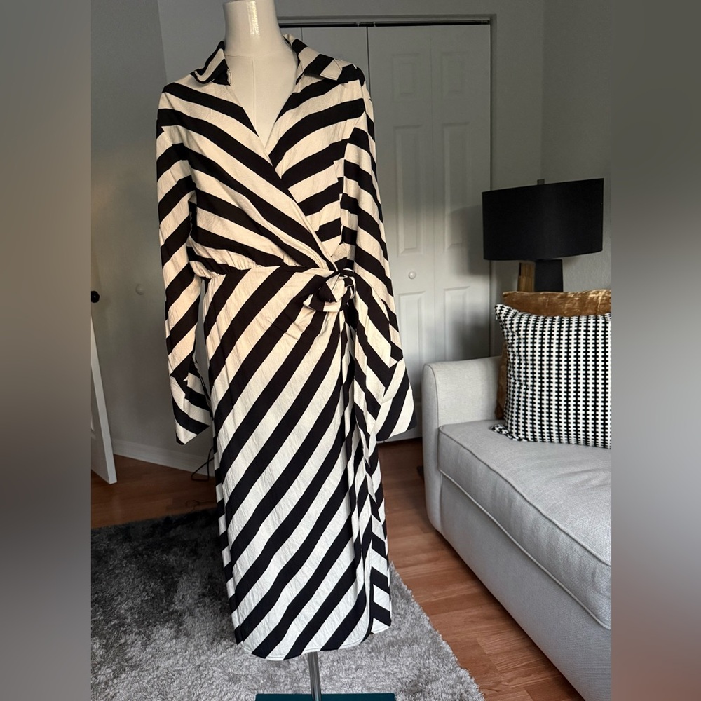 H&M Black and White Striped Long Sleeve Dress